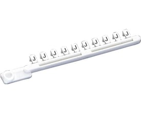 Enkelt mærke 9704A/J GB fra Wieland, hvidt mærke med sort skrift og clips til montering.