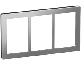 LK FUGA Pure designramme i stålmetal, vandret montering med plads til 3x1½ modul indsatser, moderne og minimalistisk udtryk.