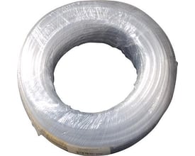 En rullet kondensslange med en diameter på 10 mm, pakket ind i klar plastikfilm og klar til salg.