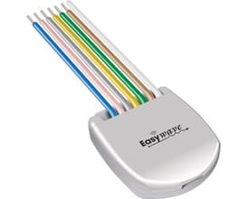 Nærbillede af Niko mini RF-interface, der viser brandnavnet 'Easywave' og tilslutningsledningerne i forskellige farver.
