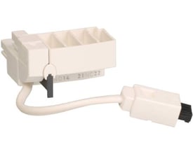 Schneider Electric klemmeblok i hvid plast til kommunikationsmodul, med tilsluttet kabel og stik.