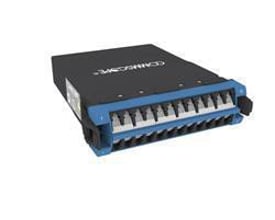 CommScope G2 Singlemode MPO-12 distributionsmodul med 24 LC Blå porte og interne shutters, vist forfra på hvid baggrund.