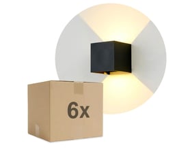 LEDlife CUBIC PRO sort, firkantet væglampe lyser opad og nedad, med en papkasse ved siden af.