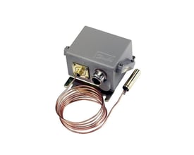 Danfoss KPS77 termostat med 2 meter kapillarrør, vist med isoleret kobberføler og IP67-klassificeret kabinet.