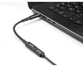 DeLock USB Type-C til 5.5 x 2.1 mm adapterkabel tilsluttet en bærbar computer, der viser opladning.
