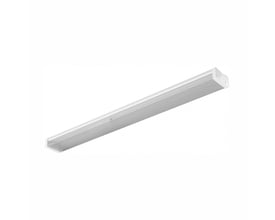 SpectrumLED LED-armatur på 120 cm med hvid afskærmning og langstrakt form, set skråt forfra.