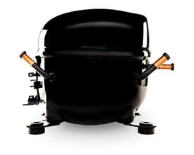Embraco NEU2170UA-kompressor til 230 V og 50 Hz med sort, afrundet kabinet og kobberfarvede rørtilslutninger.