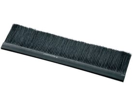 Lauritz Knudsen kabelbørste i grå polyester med 75 mm kabelpassage, måler 400x105 mm.