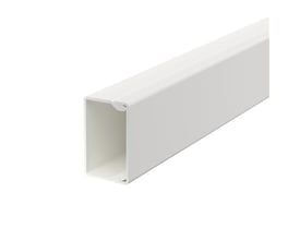 Kabelkanal i perlehvid RAL 9016 med dimensioner 25 x 40 mm, vist fra venstre mod højre på hvid baggrund.