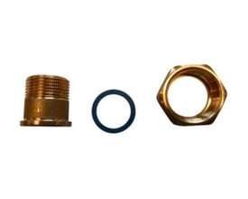 Tre dele af Vaillant messing omløber nippel, inklusive nippel, pakning og omløbermøtrik, isoleret på hvid baggrund.