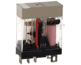 Omron G2R-1-S relæ med 5 poler, 10A, 24VAC, med mekanisk indikator og etiketfacilitet.