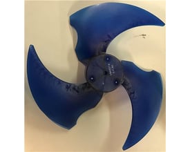 Blå propel til Axial blæseventilator MSA-24, fremstillet af plastik med tre skrå vinger og synlig indgravering i midten.