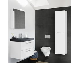 Dansani Mido+ højskab i hvid højglans placeret i et moderne badeværelse ved siden af et toilet og vaskemøbel.