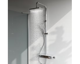 AM.PM Func ShowerSpot med termostatisk brusearmatur i krom, viser fuldt system med firkantede hoved- og håndbrusere, der er i brug.