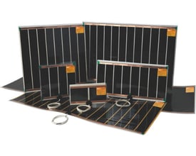 Forskellige størrelser Heatcom spejlvarme paneler med 80W effekt og selvklæbende folie, vist med tilslutningsledninger.