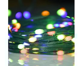 Nærbillede af RGBIC LED lyskædens grønne ledning og lysdioder, hvor der ses små vanddråber på overfladen.