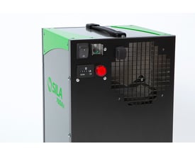 Sila 700A3 luftrenser, sidevisning med betjeningspanel inklusive knapper, time-tæller og lysindikator på sort panel.