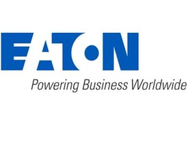 Eaton logo med sloganet "Powering Business Worldwide" i blå og hvid, et udtryk for brandidentitet.