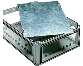 Fibox Ekivs64 montageplade i forzinket stål, 580x380x2mm, vist med den aftagelige montageplade løftet delvist af.