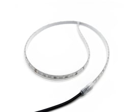 Nærbillede af en enkelt LEDlife RGB sauna LED-strip med sort kabel og IP68-stik på hvid baggrund.