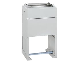 Grå sokkel fra Schneider Electric i polyester, model PLA, med dimensionerne 1000x420x900 mm og RAL 7035.
