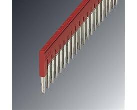 Detaljeret nærbillede af Phoenix Contact FBS 20-6 indlægsbroen, fremhæver dens 20-polede design med rød isolering og kobberkontakter.