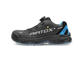 Sidevisning af Airtox TX11 sikkerhedssko i sort, fremviser den brede pasform, sorte overdel og transparente sål med blå mærker.