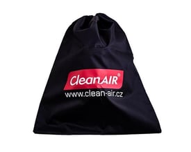 Sort CleanAir hjelm opbevaringspose med rød logo-stribe og webadresse vist på hvid baggrund.