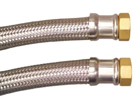 Nærbillede af samlingen på en Neoperl EPDM kedelslange med rustfri flet og 1 1/4" messing omløber.