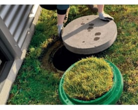 GreenCover havedæksel i grønt komposit til 315mm betonkegle, monteret på græs.