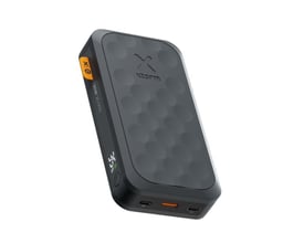 Xtorm Fuel Series 5-powerbank i sort med 20.000 mAh og 35 W, set skråt med porte langs kanten.
