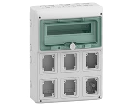 Schneider Electric Kaedra kapsling i hvid plast med grønt gennemsigtigt låg, vist fra skrå vinkel med seks udskæringer til stik.