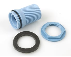 Blåt gibssæt i plast til sanikobling, bestående af en gevindmuffe og møtrik, samt en tætningsring til 15mm rør.