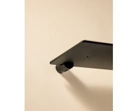 Cosmic Logic badeværelseshylde i mat sort med en tynd profil, monteret på en lys væg.