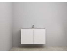 Sanibell Online møbelsæt i hvid højglans med to grebsfrie låger, monteret på en grå væg med lys klinkegulv.