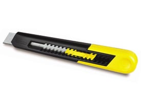 Nærbillede af Stanley 18 mm bræk af-kniv, viser det sorte greb med gul skyder og tydeligt Stanley-logo.