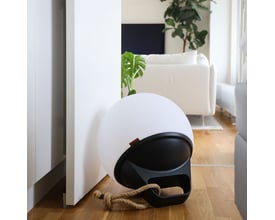 SACKit Light 350 udendørs batterilampe i plast og sort med rebdetalje, står på trægulv ved en døråbning.