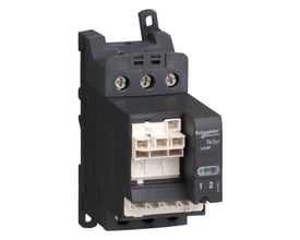 Schneider Electric TeSys U reverser modul LU6M 24VAC med skrueterminaler og hvide stik på en hvid baggrund.