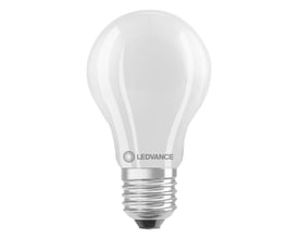 Helbillede af en Ledvance LED standard lyskilde med mat finish og E27 fatning, isoleret på hvid baggrund.