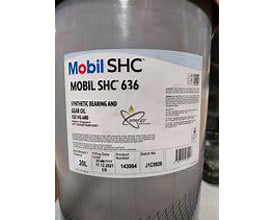 Mobil SHC 636 gear- og lejeolie i en 20 liters beholder med den hvide produktetiket synlig.