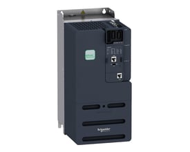 Nærbillede af Schneider Electric Altivar ATV340 frekvensomformer, der viser terminaler og tilslutningsmuligheder med 22kW effekt.