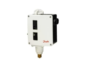 Danfoss RT200L pressostat, 0,2-6 bar, med G 3/8 tryktilslutning på hvid baggrund.