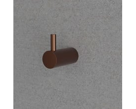 Lavabo Primy enkelt håndklædekrog i børstet kobberfarvet rustfrit stål monteret på en rå betonvæg, fremhæver designet.