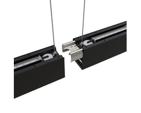 Ansell Lighting Vasco linjearmaturer kobles sammen med et samlebeslag, der viser den integrerede fastgørelsesmekanisme for serieinstallation.