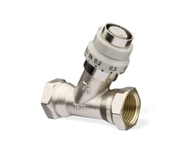 IMI STK indreguleringsventil med 3/4" muffetilslutning i forniklet ametal. Ventilen har en synlig skråstillet spindel med hvid justeringsring.