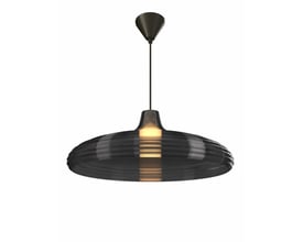 3D Original-serie pendel i røget grå med et vandret, elegant design og en 3 meter sort ledning hængende fra loftet.
