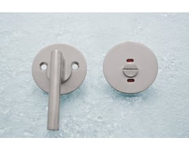 Assa Abloy C30 komplet handicaptoiletbesætning i børstet rustfrit stål med greb og rød-hvide markeringer.