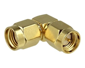 DeLock RP-SMA-til-SMA-adapter med 90° vinkel og guldfarvede stik med gevind.