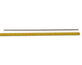 Detaljeret billede af den rektangulære metal-kniv til PROFIX 250 AIR slæden, med et udvisket målebånd i baggrunden.