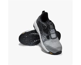 Et par Solid Gear Grit sikkerhedssko i sort og grå, hvor den ene sko ligger ned og viser den slidstærke Vibram ydersål.